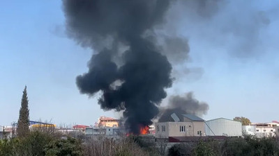 Antakya'da depremde yıkılan fabrikada yangın