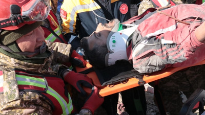 Antakya'da depremin 296. saatinde 3 kişi sağ çıkarıldı