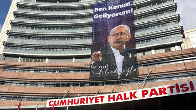 CHP Genel Merkezi'ne 'Ben Kemal, Geliyorum!' afişi asıldı