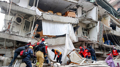 Depremde yıkılan binalar üzerine 8 kişi gözaltına alındı