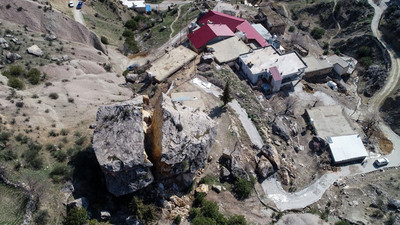Depremde yerinden kopan kaya evlerin tepesinde duruyor