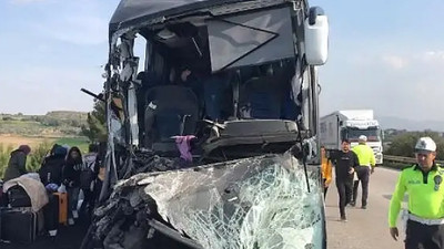 Depremzede öğrencileri Konya'ya götüren otobüs, kamyona çarptı: Ölü ve yaralılar var