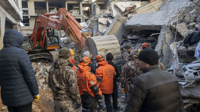 Elazığ’da depremde hasar gören binaların yıkımına başlandı