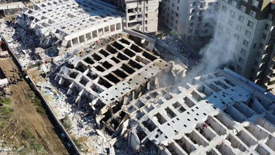 Gaziantep'te yıkılan binanın kolonunu kestikleri iddiasıyla yakalanan 2 kişi tutuklandı