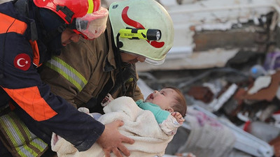 Hatay'da bir anne ve bebeği 29 saat sonra enkazdan kurtarıldı