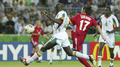 İlhan Mansız, 'altın gol' formasını depremzedeler için açık artırmaya çıkardı