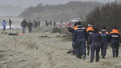 İtalya'da sığınmacıları taşıyan gemi battı: 43 ölü