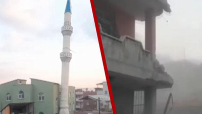 Kontrollü yıkılan minare 3 katlı evin üzerine devrildi