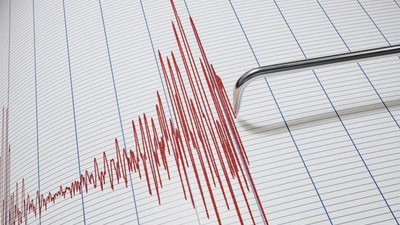Malatya'da deprem: Bir bina öne yattı
