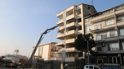 Marmara depreminde hasar alan bina 24 yıl sonra yıkılıyor