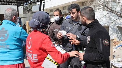Sağlık Bakanlığı ekipleri enkazda çalışanlara maske uyarısı yaptı