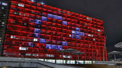 Tel Aviv belediye binası, Türk bayrağı ile aydınlatıldı