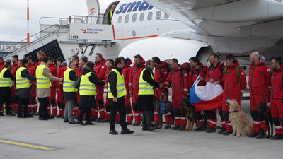 Ülkesine geri dönen Çek arama kurtarma ekibi, Türk bayrakları ve alkışlarla karşılandı