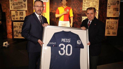 Bakan Kasapoğlu, Messi'nin imzalı formasını depremzedeler için Galatasaray'a bağışladı