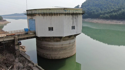 Barajdaki su seviyesi düştü, eski yerleşim yerinin kalıntıları ortaya çıktı