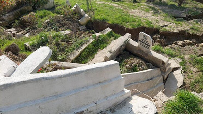 Depremin ardından mezarlıkta korkutucu manzara