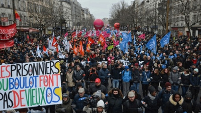 Fransa'da eylemlere neden olan emeklilik reformu kabul edildi