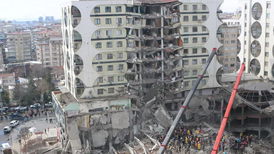 Depremde hasar alan Galeria Sitesi'nde tahliye başladı