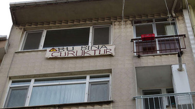 Kadıköy'de 'Bu bina çürüktür’ pankartı asıp evi boşalttı