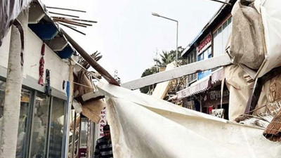 Muğla'da etkili olan fırtına, restoranların çatılarını uçurdu