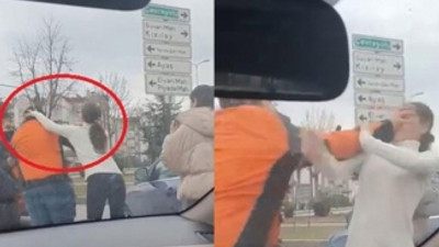 Motokurye ile kadın sürücü tekme tokat birbirine girdi