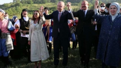 Paşinyan'ın dans ettiği yerde Erdoğan ve Aliyev böyle halay çekti