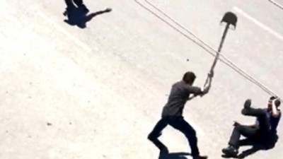 Sokağa çıkma yasağını ihlal eden kişi polise kürekle saldırdı