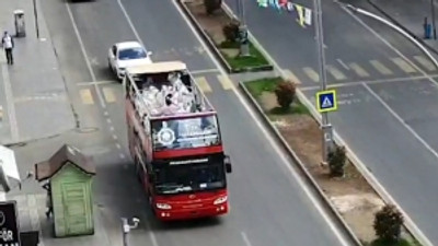 Diyarbakır'da Büyükşehir Belediyesi otobüs ile konser verdi