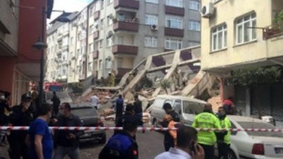 İstanbul'da bina çöktü: Ekipler bölgeye sevk edildi