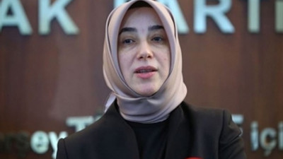 AKP'li Özlem Zengin: Çıplak aranan onurlu ve ahlaklı kadın açıklamak için bir sene beklemez