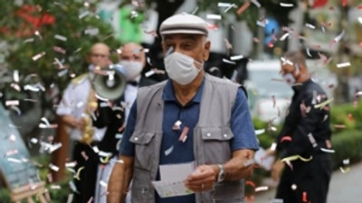 Tiyatroculardan maskesini doğru takanlara bandolu kutlama ve bilet hediyesi