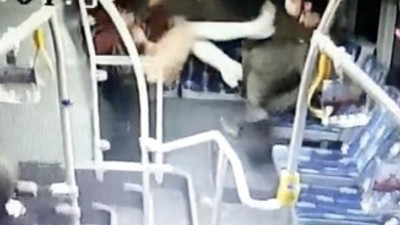 Metrobüste iğrenç taciz... Kadından tekme tokat dayak yedi 