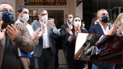 CHP Kocaeli afişlerin indirilmesini alkışlarla protesto etti