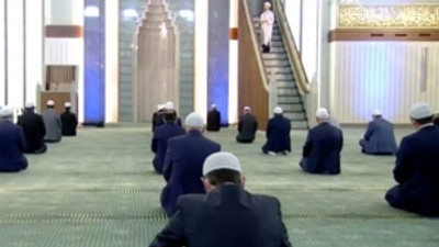 Diyanet, Beştepe'de 'seçilmiş kişilere' cuma namazı kıldırdı