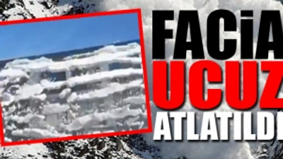 Kars'ta çatıda biriken kar çığ gibi düştü