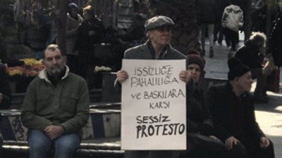 Eski vekil Alınak iktidarı protesto için tek kişilik eyleme başladı