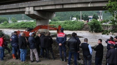 İş makinesinin operatörü sel sularına kapılıp kayboldu