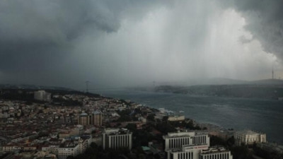 İstanbul’da sağanak yağış hayatı olumsuz etkiledi