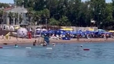 Antalya'da tatilcilere uçan plaj şemsiyesi şoku