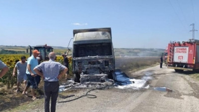 Silivri’de buğday yüklü kamyon alev alev yandı 