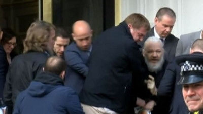 WikiLeaks'in kurucusu Julian Assange'in, Ekvador Büyükelçiliği'nde gözaltına alınmasının görüntüleri ortaya çıktı