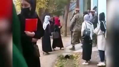 Taliban'dan burka giymeyen kadın öğrencilere kırbaç