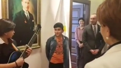 Gençlerden Meral Akşener'e sürpriz! Asansörün kapısı açıldı ve...