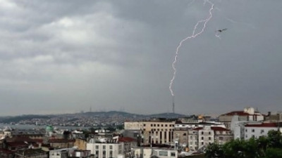 Çamlıca TV kulesine düşen yıldırım kamerada