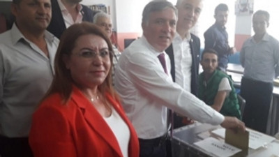 Denizli Honaz'da seçimi kazanan CHP'li Yüksel Kepenek'in sevinç gözyaşları