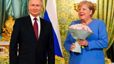 Putin, Merkel'i bir demet çiçekle karşıladı