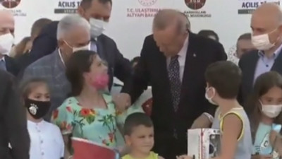 Açılıştan sonra Erdoğan bir çocuğun da omzuna vurdu