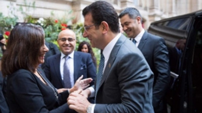 İBB Başkanı İmamoğlu, Paris Belediye Başkanı Anne Hidalgo tarafından böyle karşılandı.