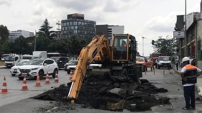 İstanbul'da yol çöktü