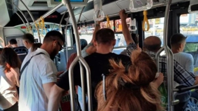 İyilik yapmak için yer veren kadına 'Beyaz pantolonumu yeni giydim' diyerek çocuğuna vurdu